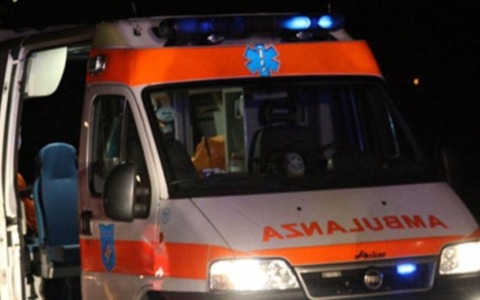 Prendono di mira ambulanza con le luci di emergenza accese: rintracciati e denunciati quattro vandali