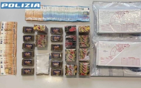 Sei chili di droga nello zaino e una pistola clandestina: blitz della Polizia in un appartamento usato come deposito a Milano, due arresti