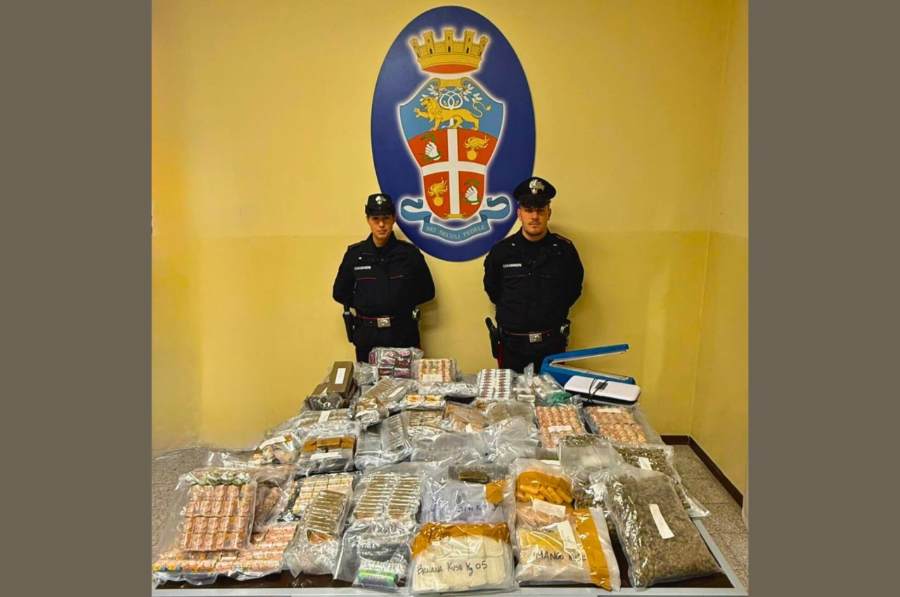 Carabinieri intervengono per l’allagamento di un appartamento e trovano oltre 70 chili di droga: due arresti