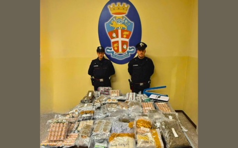 Carabinieri intervengono per l’allagamento di un appartamento e trovano oltre 70 chili di droga: due arresti
