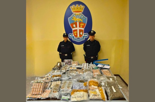 Carabinieri intervengono per l’allagamento di un appartamento e trovano oltre 70 chili di droga: due arresti