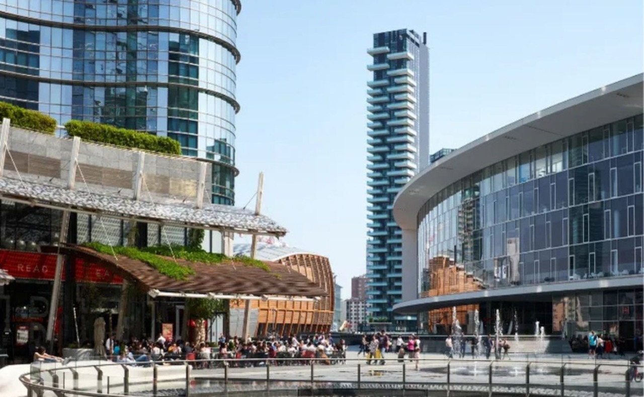 Agguato tra i grattacieli di Milano: donna accoltellata alla schiena in piazza Gae Aulenti