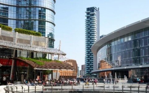 Agguato tra i grattacieli di Milano: donna accoltellata alla schiena in piazza Gae Aulenti