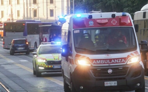 Pedone investito da un autobus di Atm a Milano: gravissimo all’ospedale Niguarda