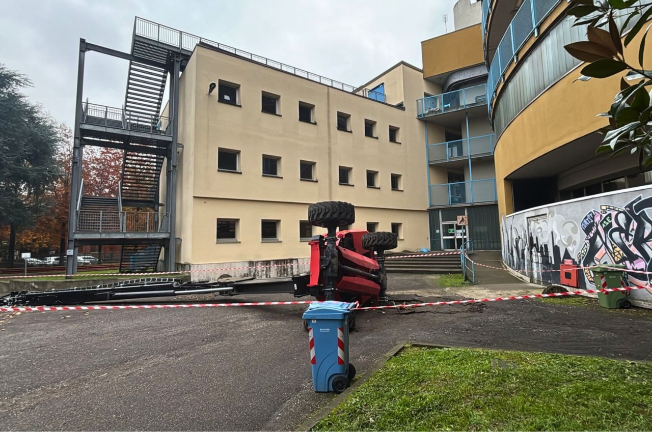 Incidente sul lavoro alla scuola Leonardo da Vinci a Cesano Boscone: operaio ferito in codice rosso