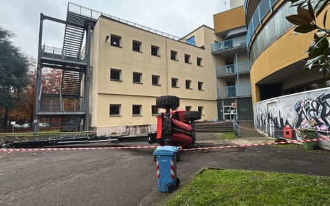 Incidente sul lavoro alla scuola Leonardo da Vinci a Cesano Boscone: operaio ferito in codice rosso