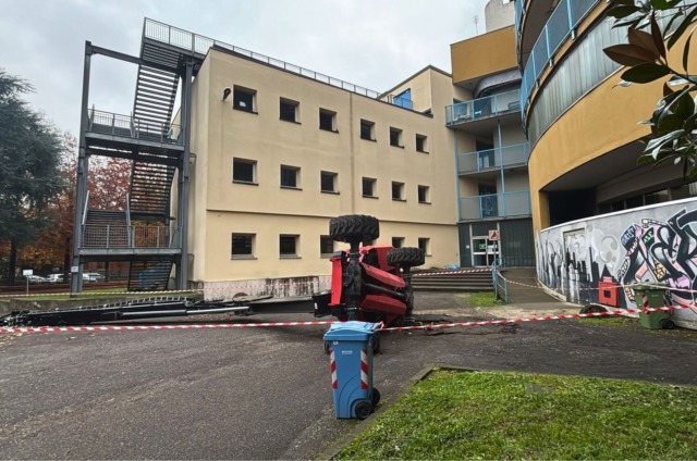 Incidente sul lavoro alla scuola Leonardo da Vinci a Cesano Boscone: operaio ferito in codice rosso