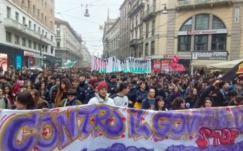 Migliaia in corteo a Milano contro il governo: studenti in strada per sicurezza, diritti e stop al riarmo