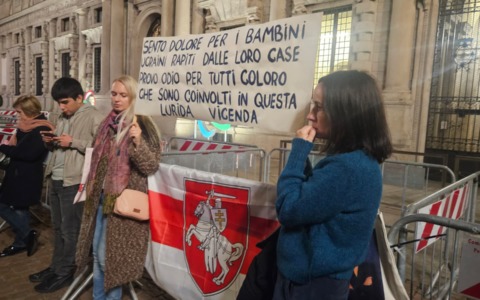 Piazza della Scala si riempie di solidarietà per l’Ucraina