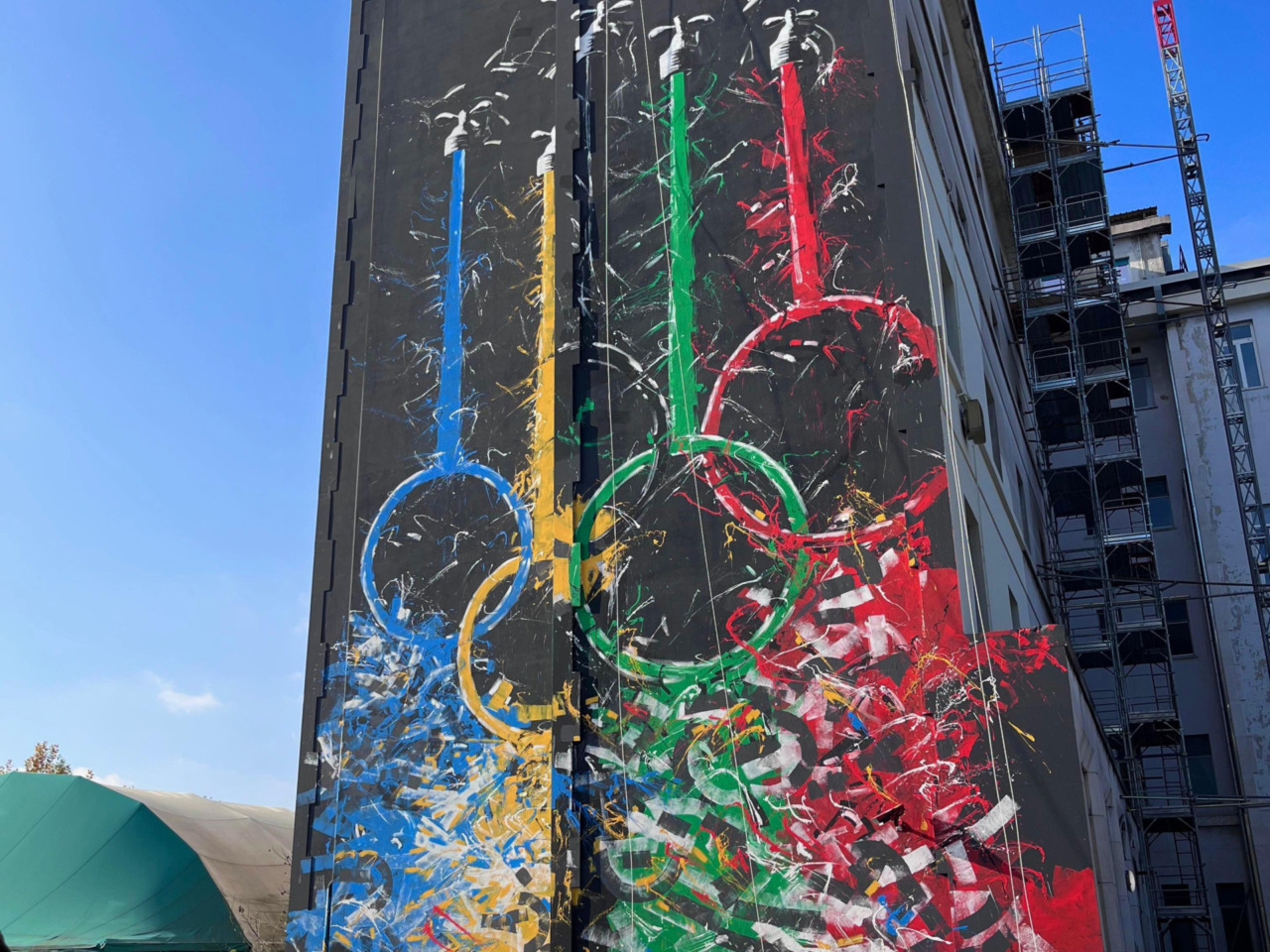 Milano, inaugurato al Niguarda il murale olimpico che unisce arte, sport e comunità