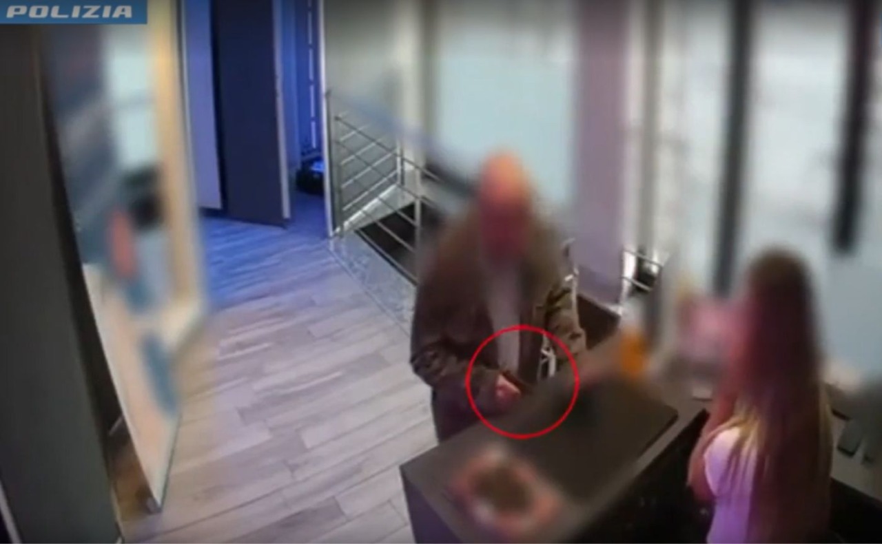 Rapina cinque negozi in tre giorni: 48enne arrestato a Milano