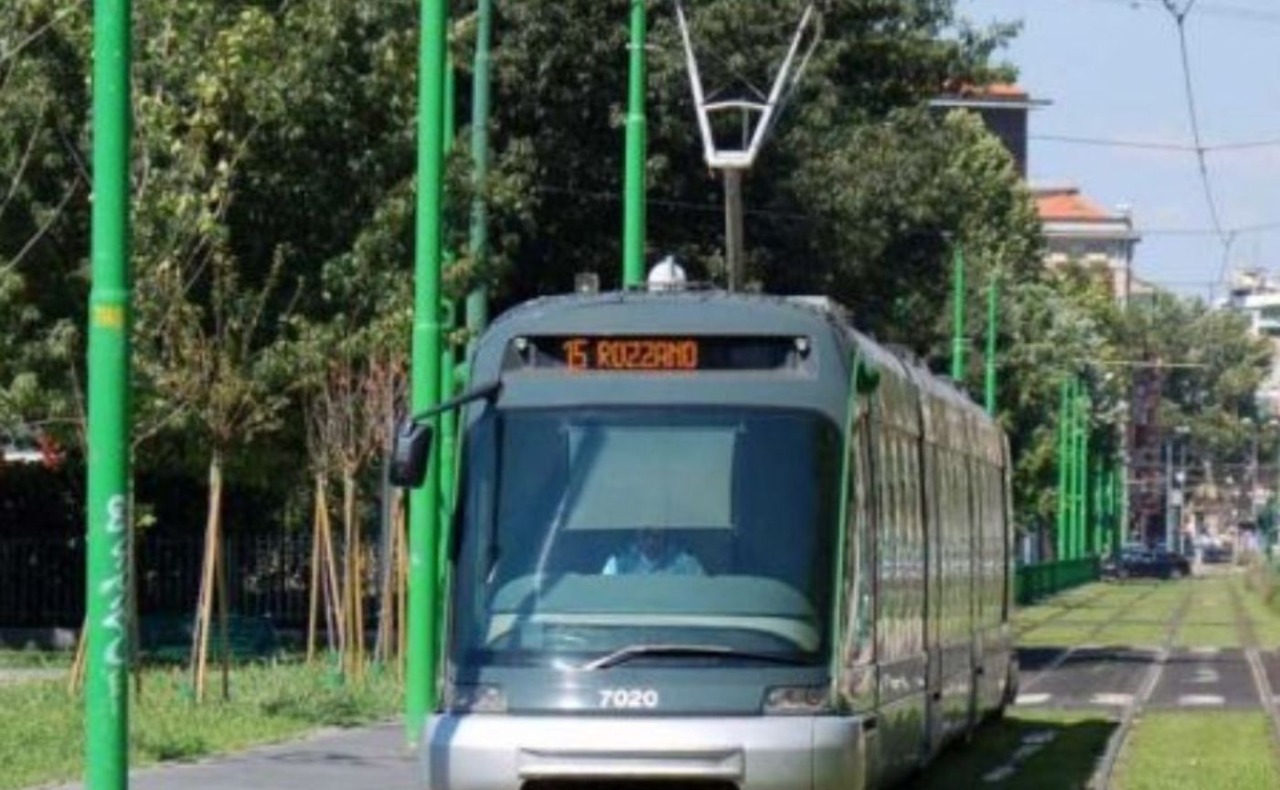 Ubriaco scarica un estintore sul tram 15: fermato e denunciato dalla Polizia Locale di Rozzano