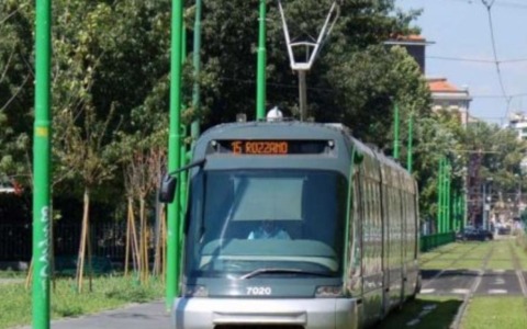Ubriaco scarica un estintore sul tram 15: fermato e denunciato dalla Polizia Locale di Rozzano