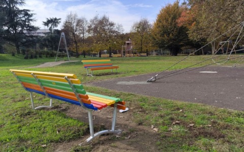 Nuovi colori nel restyling del Parco Pertini: nuove panchine, cestini e tavoli