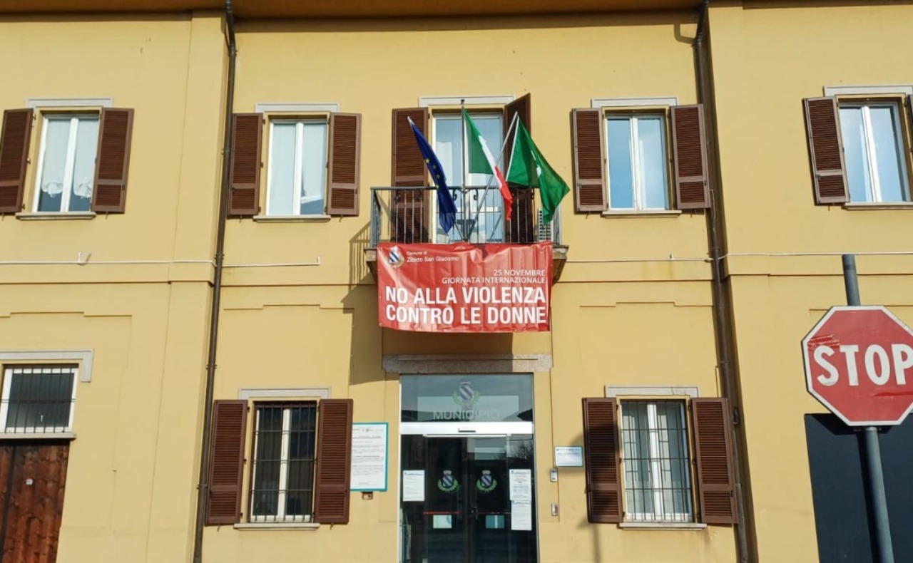 Un drappo rosso in municipio: Zibido San Giacomo si mobilita contro la violenza sulle donne