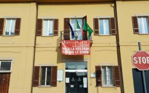 Un drappo rosso in municipio: Zibido San Giacomo si mobilita contro la violenza sulle donne