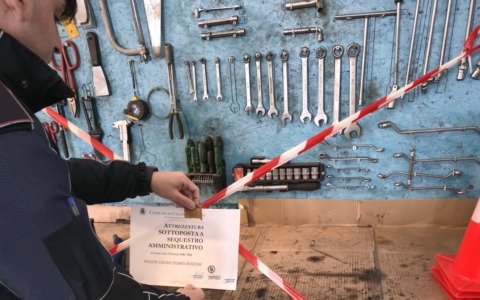 Officina abusiva scoperta in via Tiepolo: operazione della Polizia Locale di Cesano