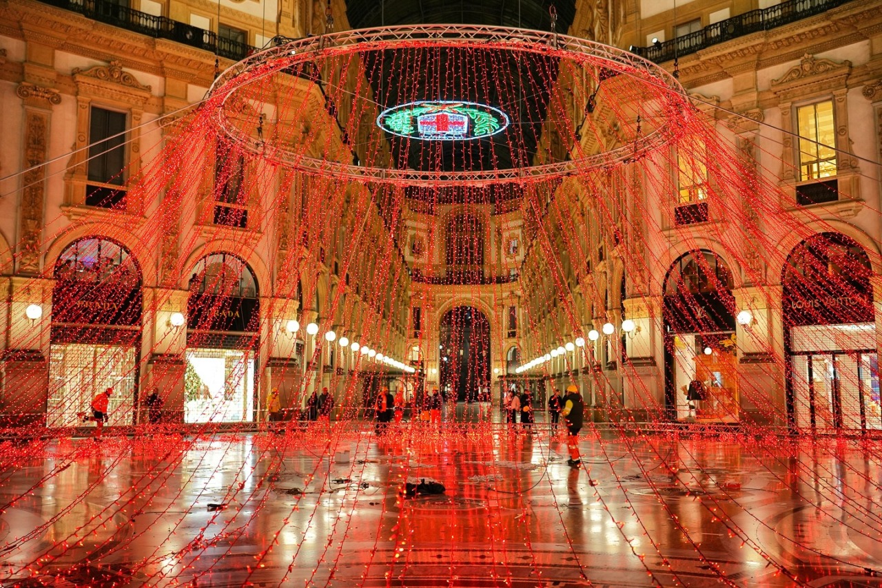 Milano si accende: la città brilla di luci e installazioni natalizie