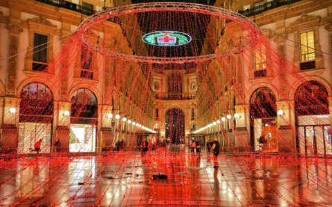 Milano si accende: la città brilla di luci e installazioni natalizie