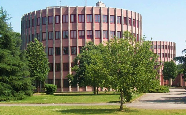Sostanza urticante nell’aria: evacuato il secondo piano della scuola Cardano a Lampugnano
