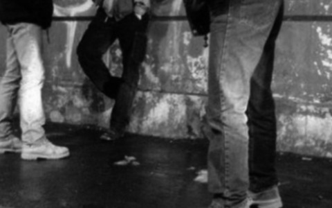 Sequestrato, spogliato e rapinato in pieno centro da una baby gang: 15enne salvato grazie alla prontezza del padre