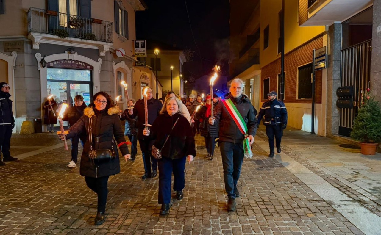 Cesano Boscone ricorda le vittime di femminicidio: una settimana di iniziative, la fiaccolata e nuove panchine rosse contro la violenza di genere