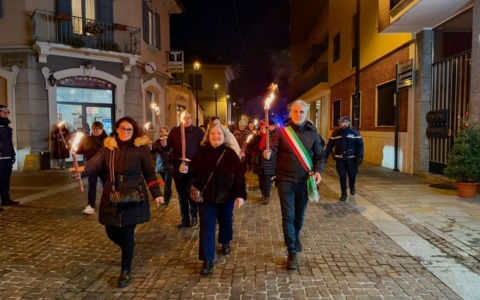 Cesano Boscone ricorda le vittime di femminicidio: una settimana di iniziative, la fiaccolata e nuove panchine rosse contro la violenza di genere