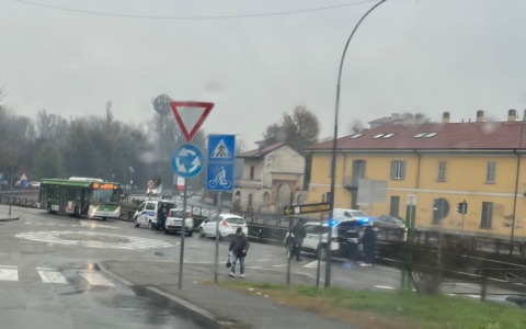 Incidente tra autobus e auto in via Vittorio Emanuele II a Corsico