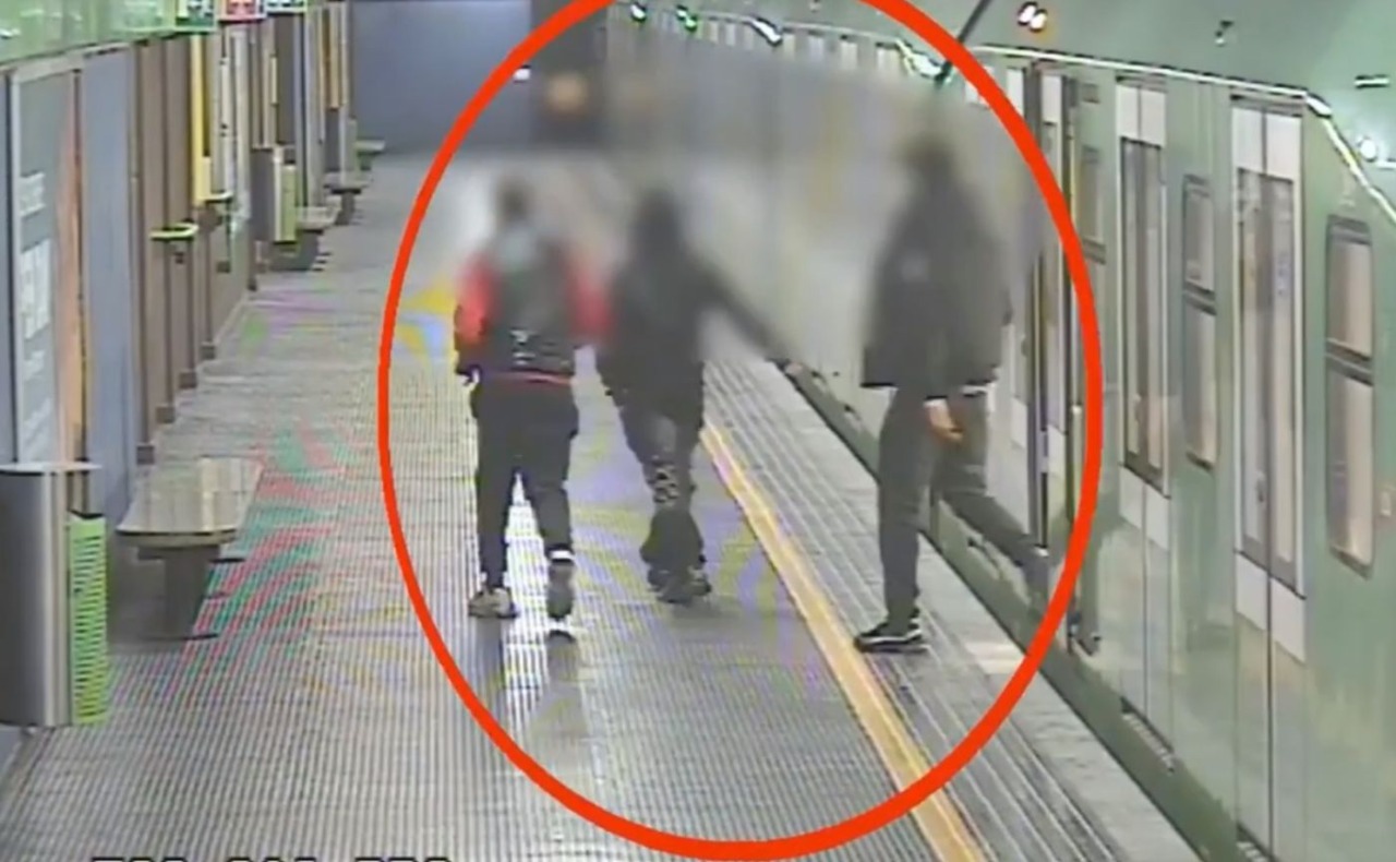 Rapine e furti con strappo in metropolitana, arrestata banda di ladri di collanine d’oro