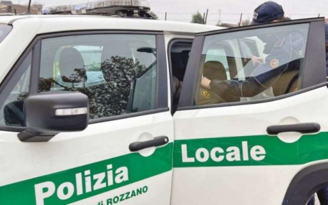 Tentano di rubare 20 bottiglie di whisky al supermercato: fermati due minorenni