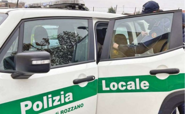 Tentano di rubare 20 bottiglie di whisky al supermercato: fermati due minorenni