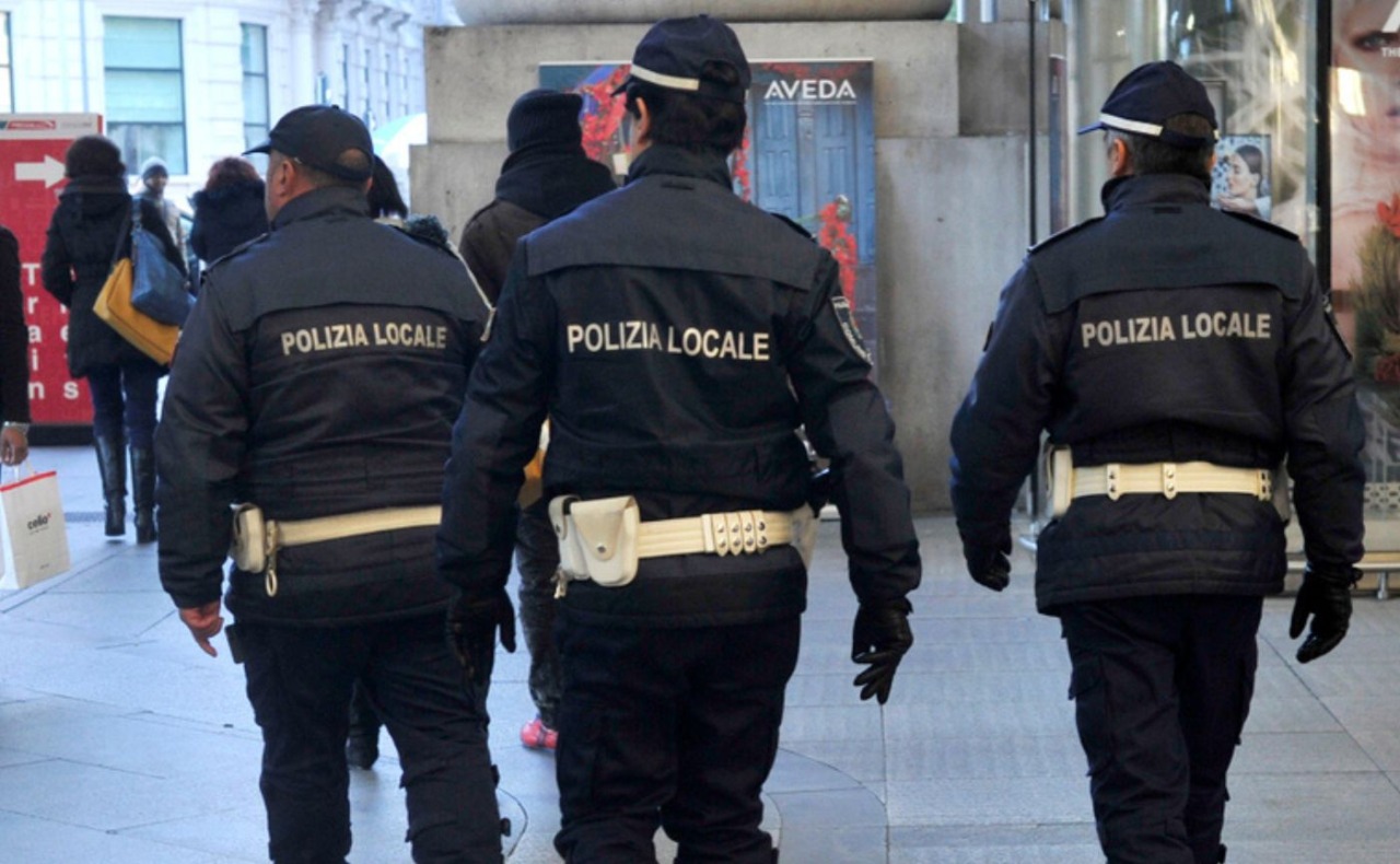 Ruba 40mila euro di gioielli a una signora travestito da finto poliziotto: arrestato 45enne