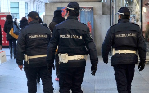 Ruba 40mila euro di gioielli a una signora travestito da finto poliziotto: arrestato 45enne