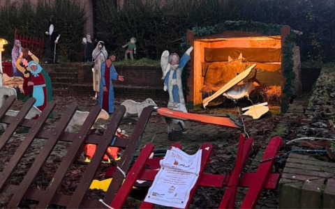 Vandali distruggono il presepe del quartiere Tessera. Il sindaco Pozza: “Atto vergognoso, linea dura”