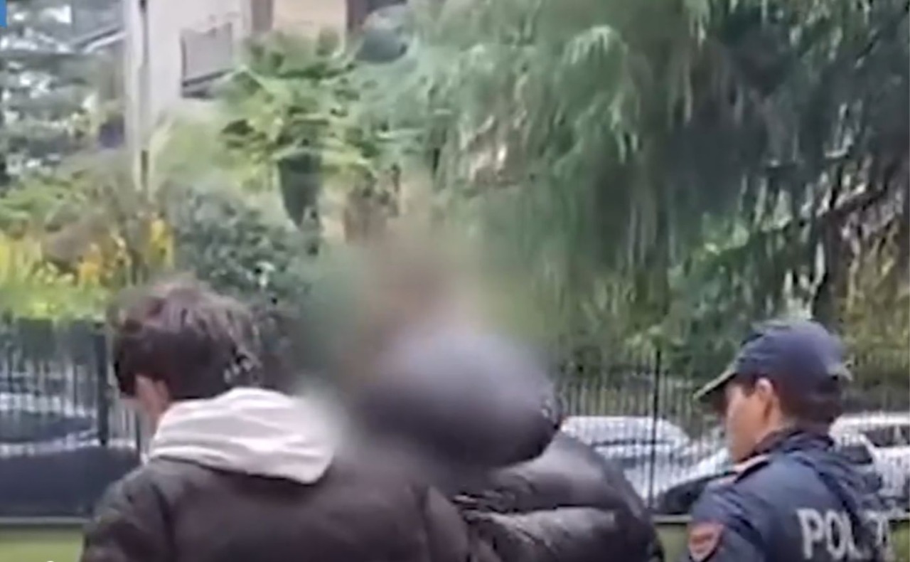 Rapinato per strada dell’orologio da 80mila euro: arrestato 28enne già in carcere per tentato omicido, è caccia a un 29enne