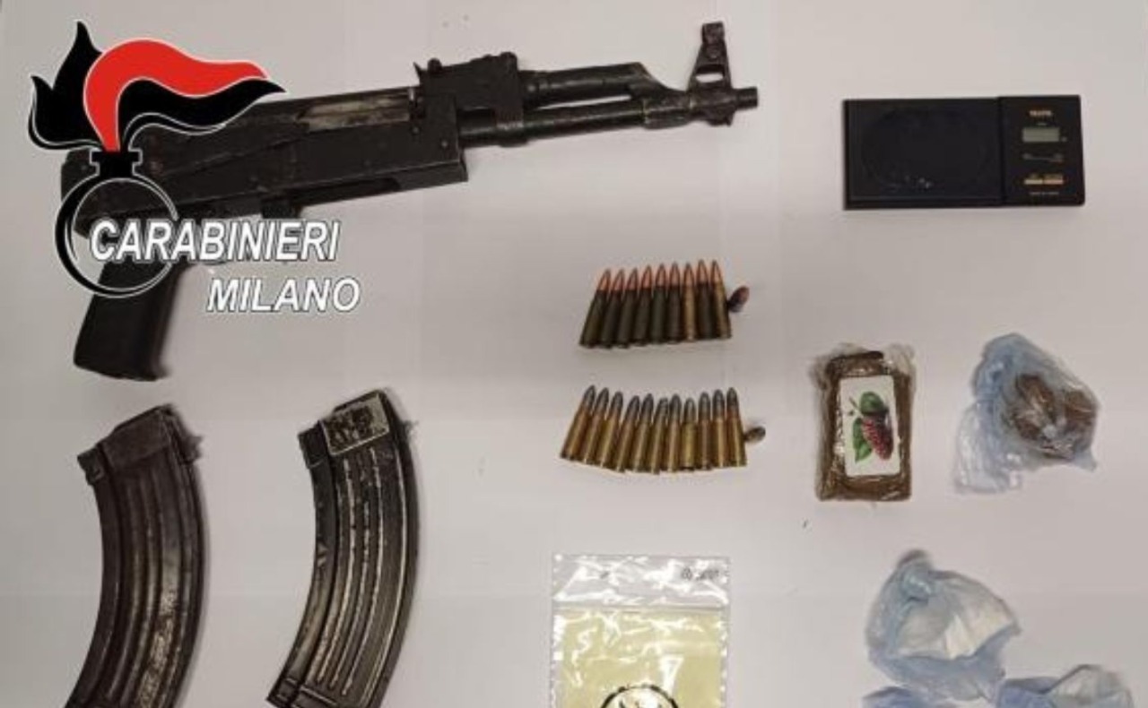 Fermato a Cesano un 26enne con un’arma da guerra carica sotto il giubbotto: sequestrati anche droga e munizioni