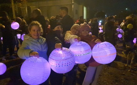 Nei Municipi di Milano in attesa del Natale tornano le passeggiate di luce con i bambini di nidi e scuole dell’infanzia