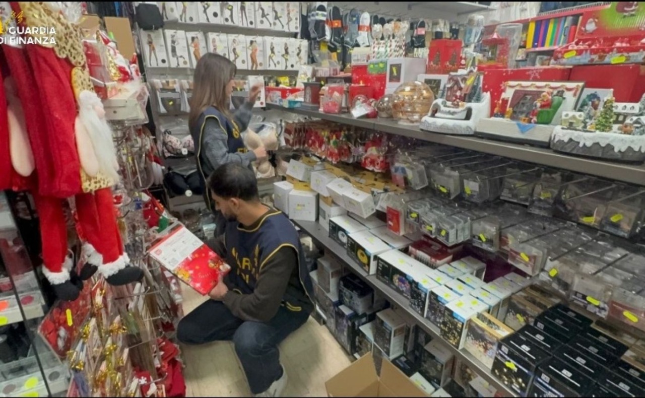 Addobbi natalizi non sicuri: maxi sequestro della Guardia di Finanza