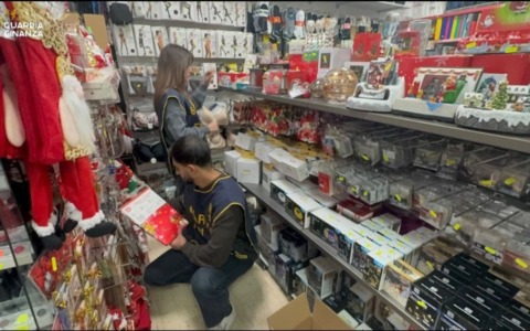 Addobbi natalizi non sicuri: maxi sequestro della Guardia di Finanza