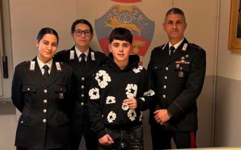 Rozzano, un giovane cittadino porta un dono ai Carabinieri