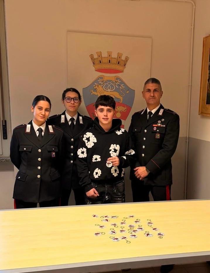 Rozzano, un giovane cittadino porta un dono ai Carabinieri