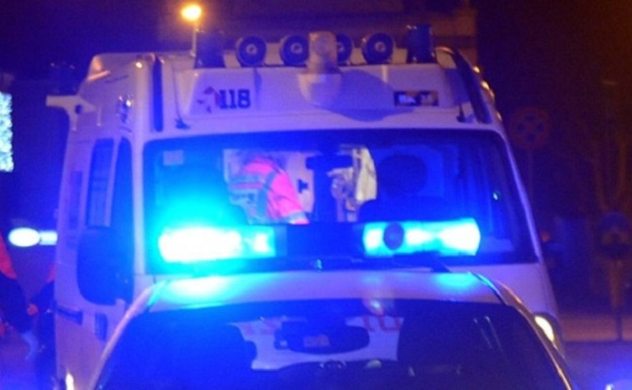 Due coppie litigano furiosamente in un appartamento: una 47enne finisce all’ospedale in condizioni critiche