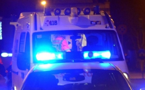 Due coppie litigano furiosamente in un appartamento: una 47enne finisce all’ospedale in condizioni critiche