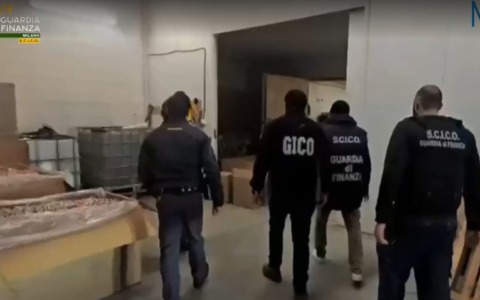 Scoperti due laboratori clandestini di sigarette nel sud Milano: 17 arrestati tra ucraini e moldavi
