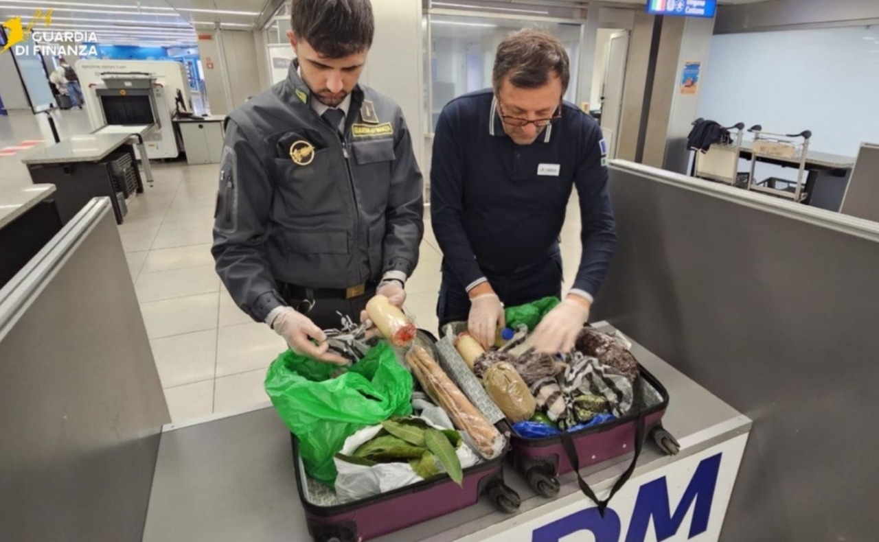 Alimenti a rischio sanitario per malattie infettive in arrivo all’aeroporto di Linate: sequestrati 6,5 tonnellate di prodotti