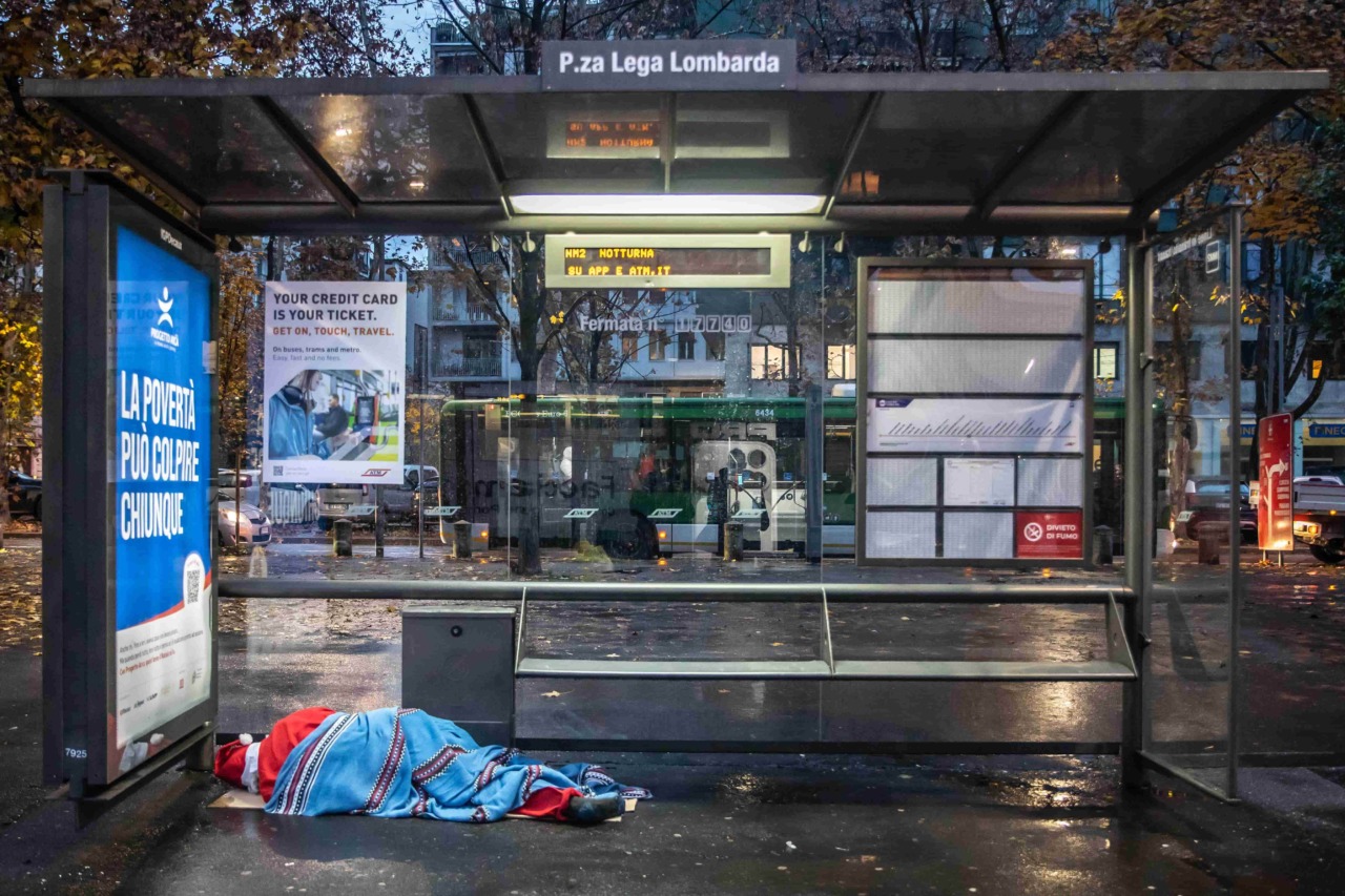 Quando anche Babbo Natale resta senza casa: l’istallazione di Andrea Villa denuncia la povertà