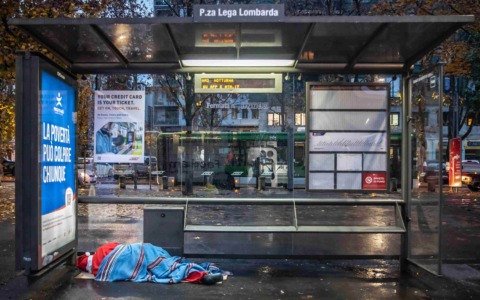 Quando anche Babbo Natale resta senza casa: l’istallazione di Andrea Villa denuncia la povertà