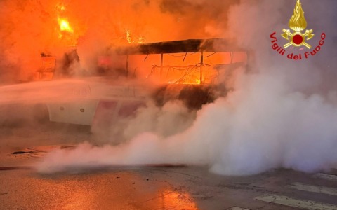 Sesto San Giovanni, autobus prende fuoco all’alba