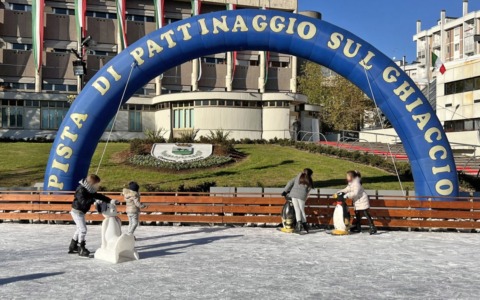 Un Natale di luci e tradizione: Rozzano si accende con eventi, musica e pattinaggio