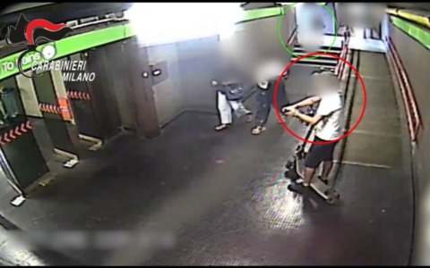 Seguiva le sue giovani vittime dall’uscita della metro M2 fino a casa: 19enne arrestato per due violenze sessuali